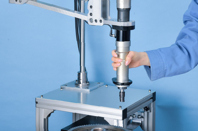 这是使用智能臂拧紧的图像。